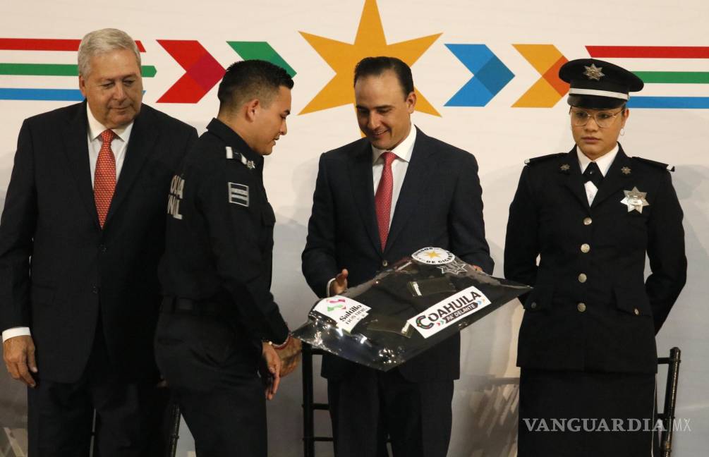 $!También fueron entregados 2 mil 800 uniformes, con una inversión de 14 millones de pesos.