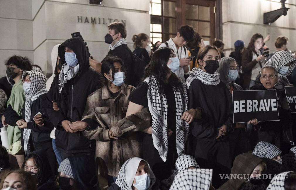 $!Manifestantes pro palestinos se toman de las manos frente al Hamilton Hall de la Universidad de Columbia en Nueva York, Nueva York.