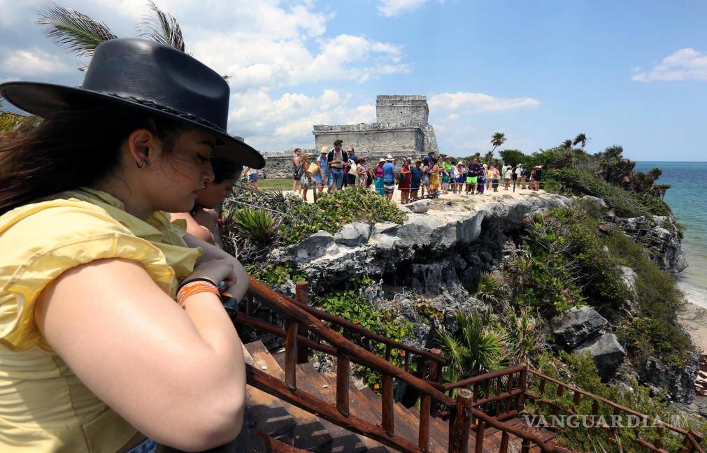 $!Turistas visitan el Parque del Jaguar en la zona arqueológica de Tulum, en Quintana Roo (México).