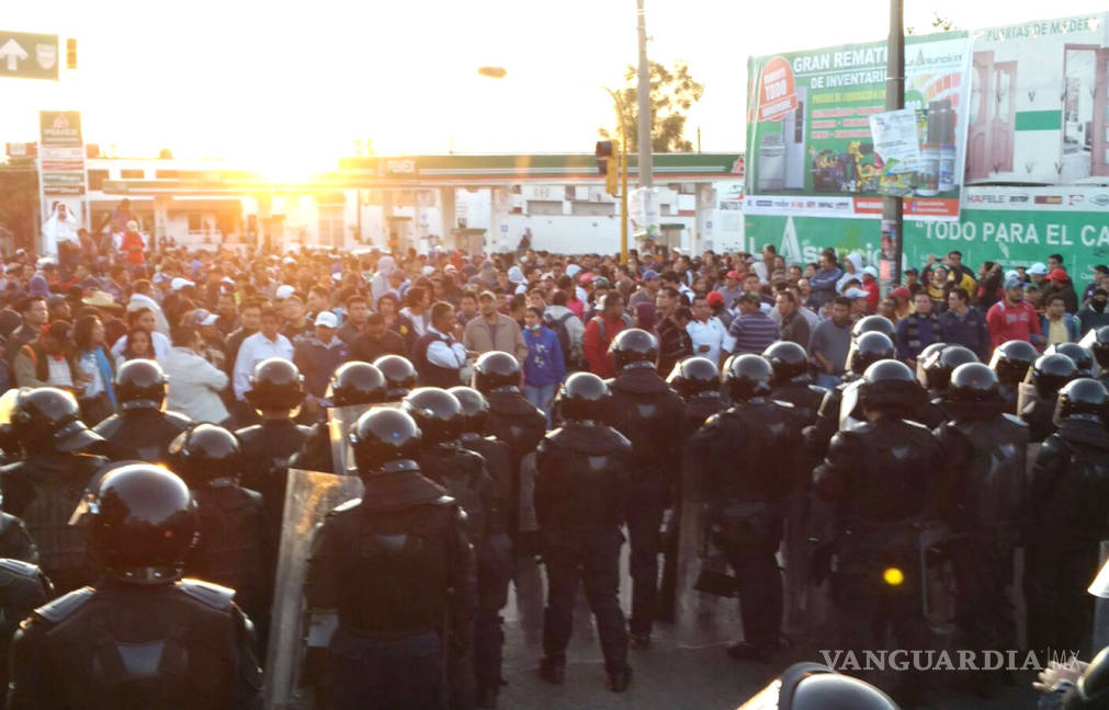 $!Choque entre federales y CNTE en Oaxaca previo a examen docente deja tres heridos