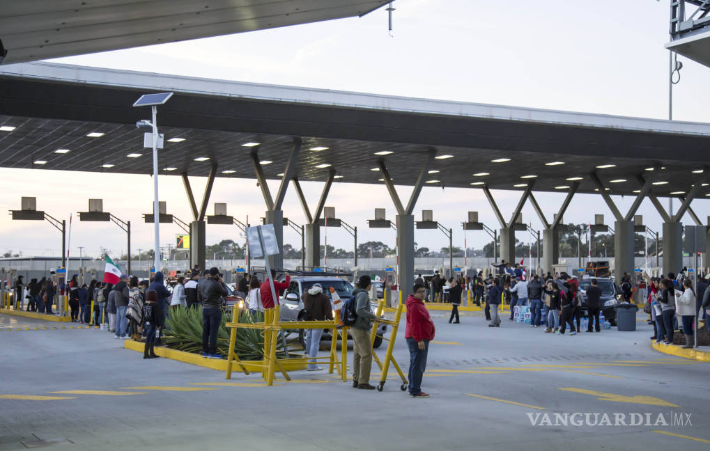 $!Manifestantes toman aduana de Tijuana en protesta por gasolinazo