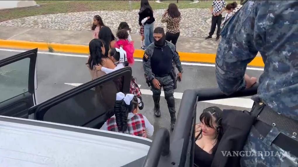 Policías municipales apoyaron el traslado de familias y estudiantes en el sector Los Ramones durante la contingencia. $!Policías municipales apoyaron el traslado de familias y estudiantes en el sector Los Ramones durante la contingencia.