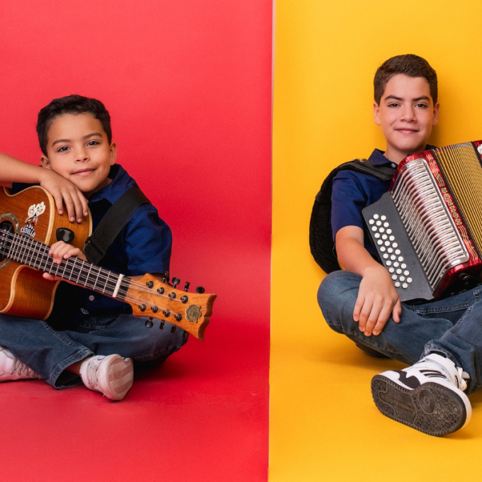 Damián y Leonardo Cedillo Valdés tocan el bajo quinto y el acordeón, respectivamente en el grupo bautizado como Los Cedillo de Saltillo.