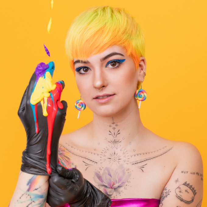 Verónica Cárdenas Abramo, bajo el nombre de Charley Jansen, se desempeña como artista del tatuaje, artista plástica y cantante.