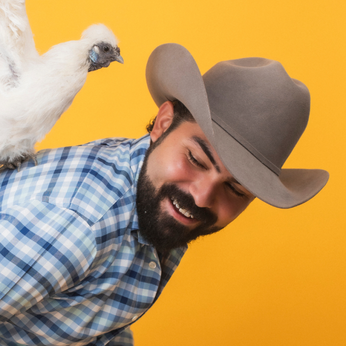 Alberto de la Peña Vargas vende huevos orgánicos de gallinas de libre pastoreo en la Granja El Carmen, un lugar en donde ha encontrado un refugio para la biodiversidad en Coahuila.