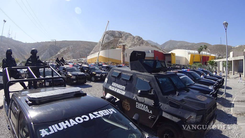 $!Entrega gobernador patrullas y equipo a policías en Torreón