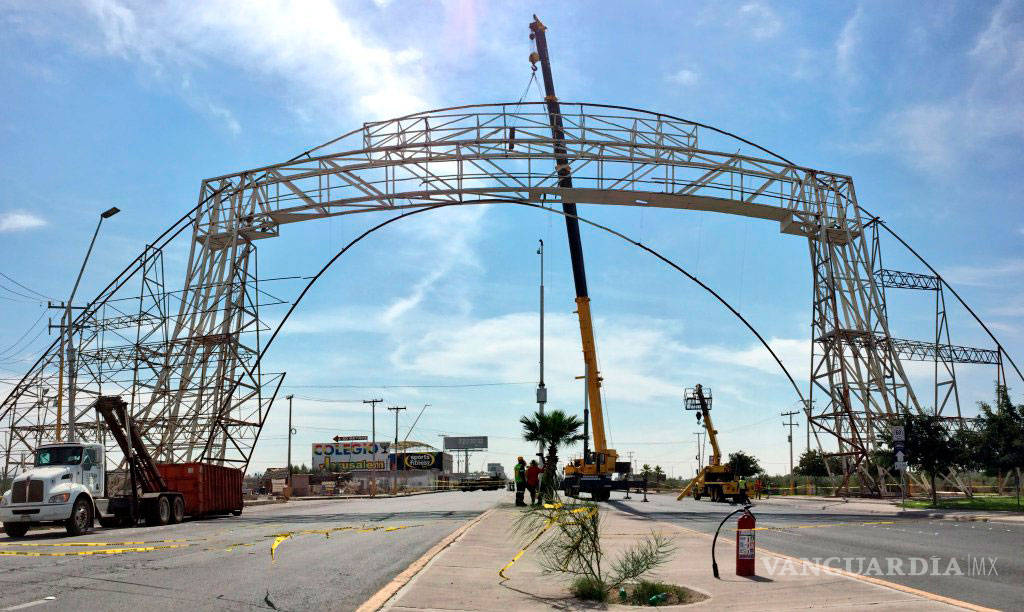 $!Retiran “La Puerta de Torreón”, para prevenir accidentes