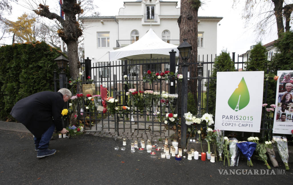$!Hollande responsabiliza al Estado Islámico de la matanza de París; confirma 127 muertos