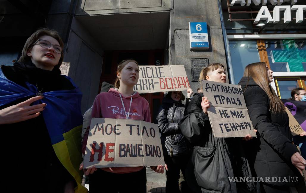 $!Activistas de diferentes grupos feministas y LGBT protestan contra el sexismo, el patriarcado y la infracción de los derechos de las mujeres en Kiev, Ucrania.