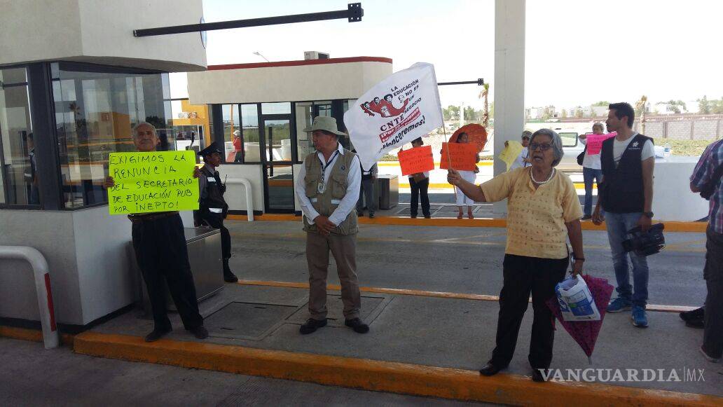 $!Maestros toman caseta Torreón - San Pedro en apoyo a magisterio de Oaxaca