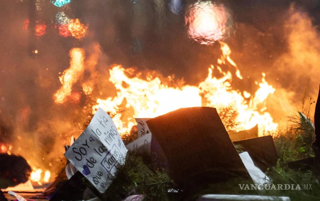 $!Mujeres de diferentes colectivos feministas queman carteles durante el Día de la Mujer en la ciudad de Monterrey, Nuevo León.