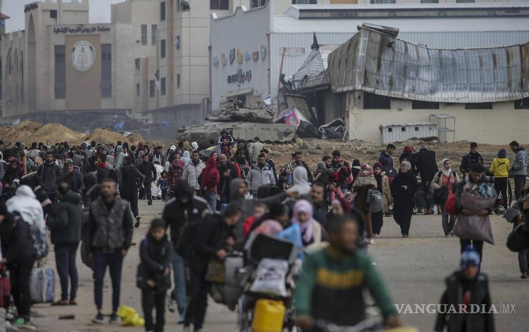 $!Palestinos desplazados dejan el campamento de Khan Yunis y se dirigieran a los campamentos de Rafah, cerca de la frontera con Egipto, en la Franja de Gaza.