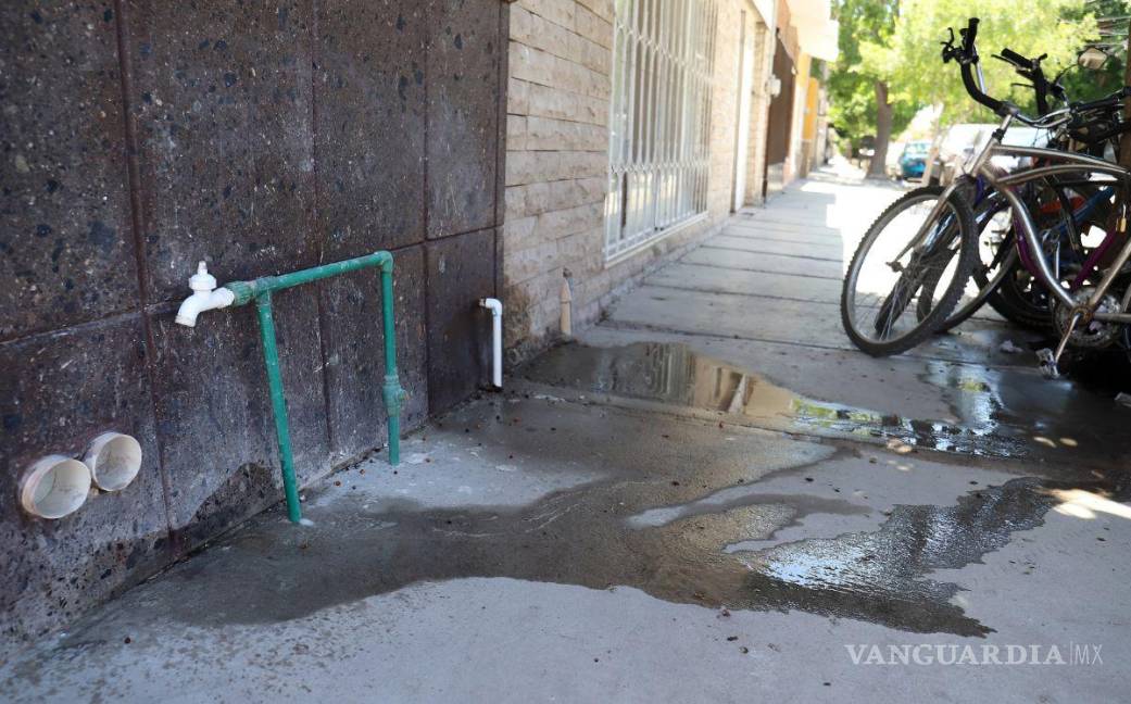 $!Las fugas de agua son comunes en las localidades más pobladas de la entidad.