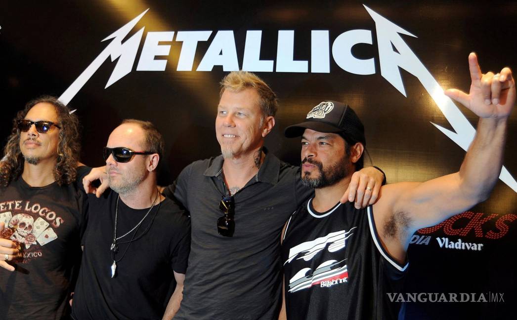 $!(De izquierda a derecha) Los componentes de la banda estadounidense de heavy metal Metallica, Kirk Hammett, Lars Ulrich, James Hetfield y Robert Trujillo posan para la prensa durante una rueda de prensa en Nueva Delhi, India, el 28 de octubre de 2011.EFE/STR