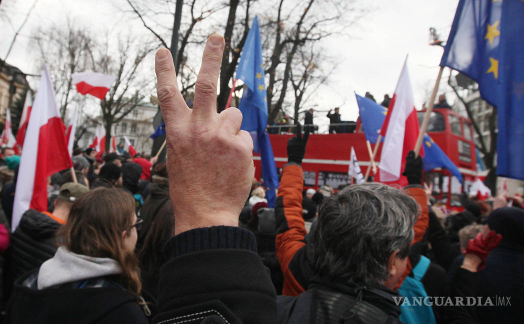 $!Miles de polacos se manifiestan en Varsovia por democracia y contra Gobierno