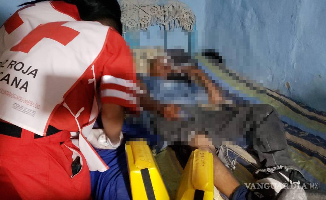 $!Una ambulancia de Cruz Roja llegó al lugar del accidente en el ejido El Mesteño, donde dos hombres resultaron gravemente heridos.