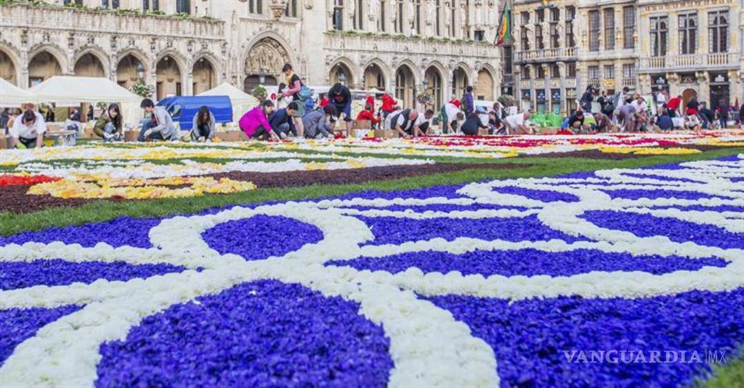 $!Alfombra flores con motivos japoneses cubre la Gran-Place de Bruselas