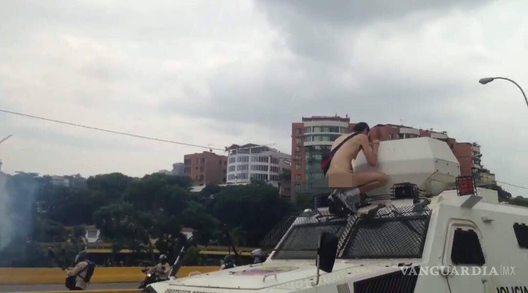 $!Manifestante desnudo enfrenta la represión de la policía venezolana