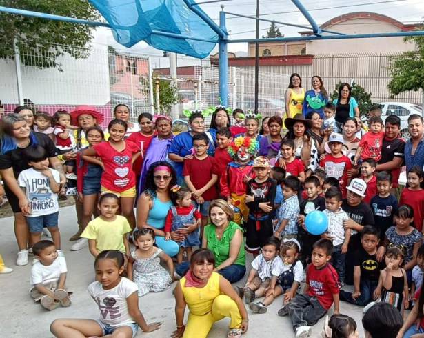 Payasos, fiestas de burbujas, piñatas, refrigerios y bolos hubo en el festejo de los niños, por parte del Ayuntamiento.