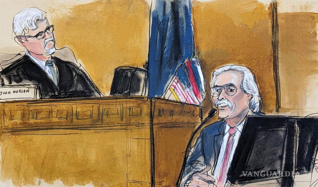 $!El juez Juan Merchan, izquierda, escucha mientras David Pecker testifica en el estrado de los testigos en el tribunal penal de Manhattan en Nueva York.