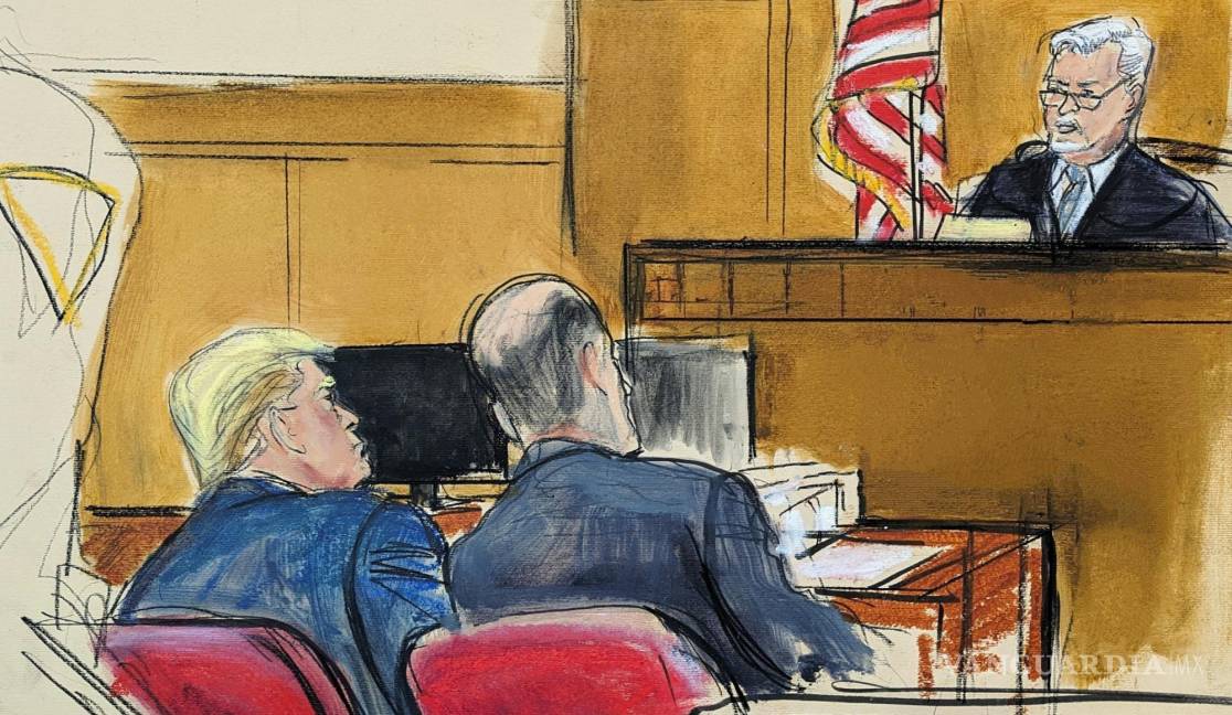 $!El juez Juan Merchán, a la derecha, habla con Donald Trump sobre su fallo de desacato en el tribunal penal de Manhattan en Nueva York.
