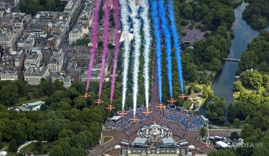 $!Aviones de acrobacias aéreas Red Arrow sobrevuelan tras el desfile, en Londres.
