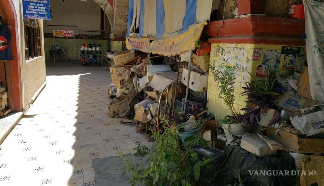 $!El mercado 5 de Febrero de Parras muestra condiciones de abandono y basura acumulada, afectando su imagen turística.