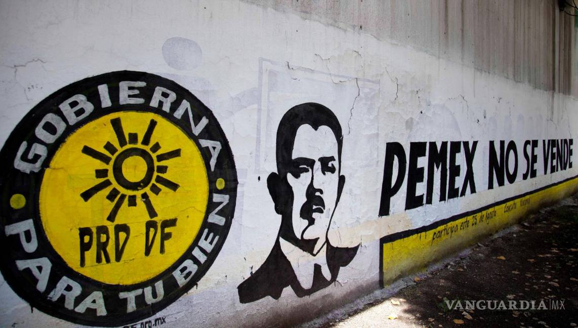 $!Un mural del expresidente de México Lázaro Cárdenas cubre una pared con una mensaje contra la venta de Pemex en Ciudad de México.