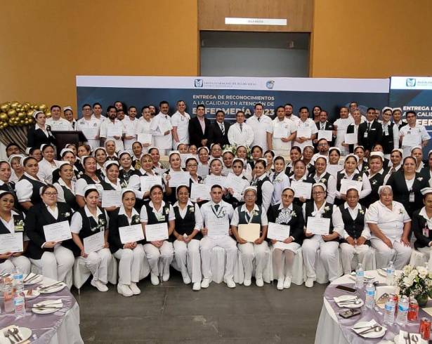 127 enfermeros y enfermeras reafirmaron su compromiso de brindar un servicio de calidad.