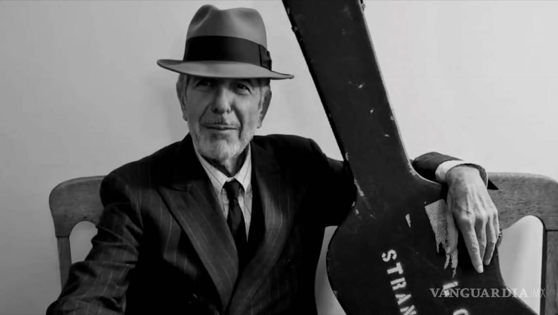 $!El poeta y cantante canadiense Leonard Cohen posa con su guitarra. Hay canciones que trascienden lo meramente musical para convertirse en himnos universales. EFE/La Biennale di Venezia/Cohen Estate