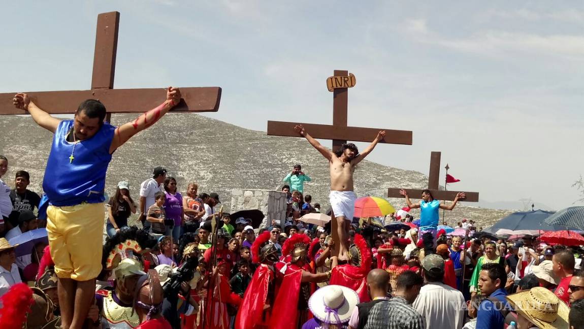 $!Miles de personas acuden al viacrucis del Cristo de las Noas en Torreón