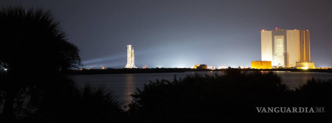$!El cohete del Sistema de Lanzamiento Espacial (SLS) de la NASA con la nave espacial Orion a bordo en el Centro Espacial Kennedy en Florida.