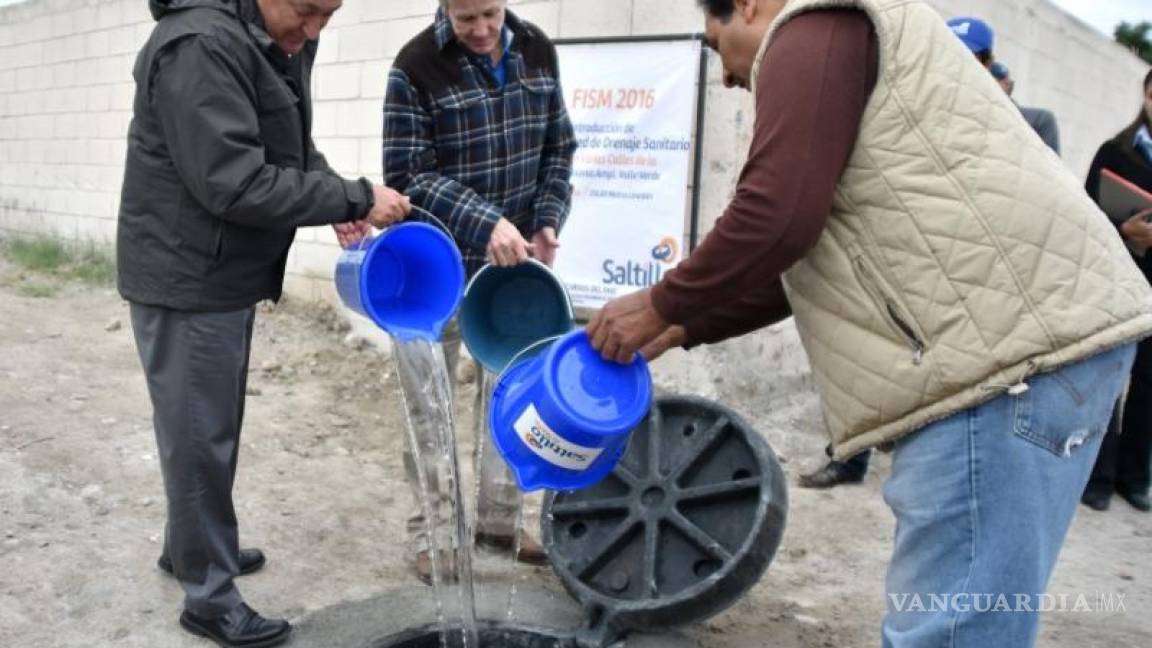 Entregan obras de drenaje y agua potable en colonia Valle Verde de Saltillo