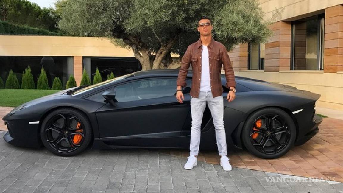 Memes de Cristiano Ronaldo inundan redes sociales tras presumir Lamborghini