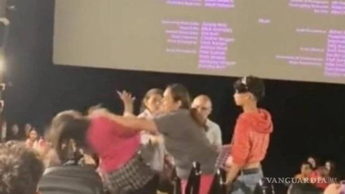 Aparece la ‘Barbie boxeadora’, mujer golpea a jovencita en un cine durante la película