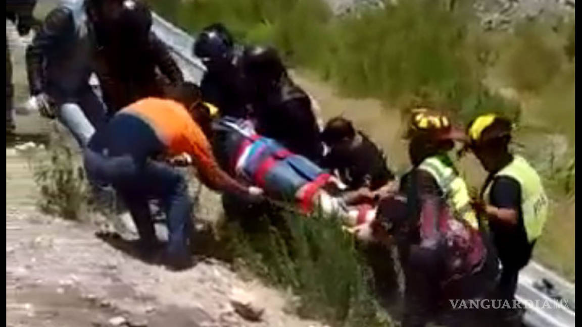 Una pareja de motociclistas ‘vuela’ hasta despeñadero en carretera a Zacatecas