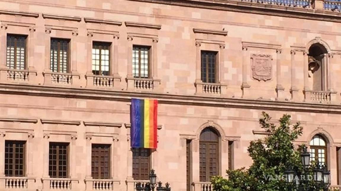 Colocan bandera representativa de la comunidad LGBT en el Palacio de Gobierno