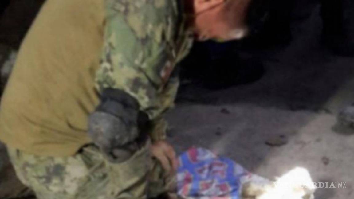 Viral: Soldado llora al no poder revivir a perrito rescatado del Cerro del Chiquihuite