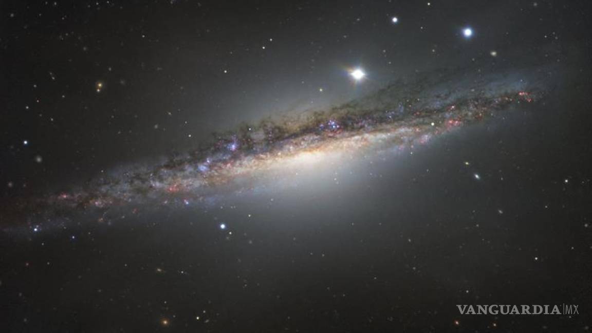 Difunden una imagen de la galaxia NGC 1055, hermana mayor de la Vía Láctea