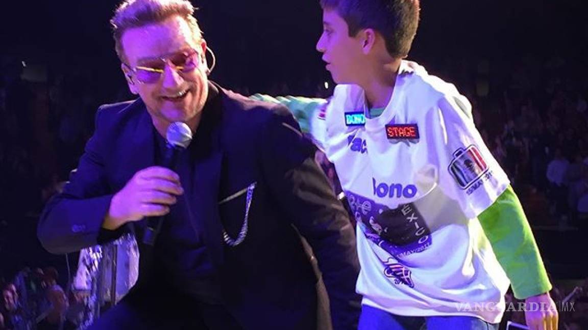 Bono subió a dos hermanos mexicanos al escenario en Belfast (Video)