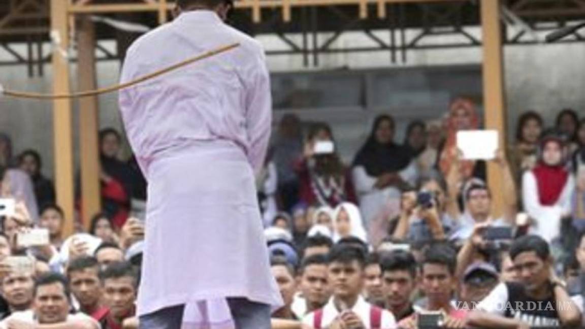 Condenan en Indonesia a 85 azotes a dos hombres por homosexualidad