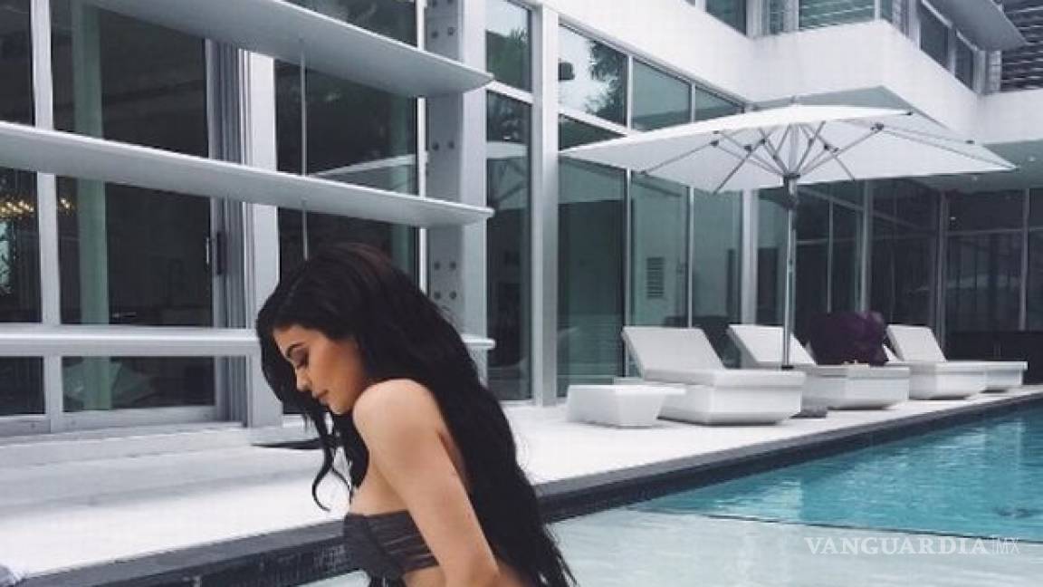 Kylie Jenner presume su espectacular cuerpo en mini bikini