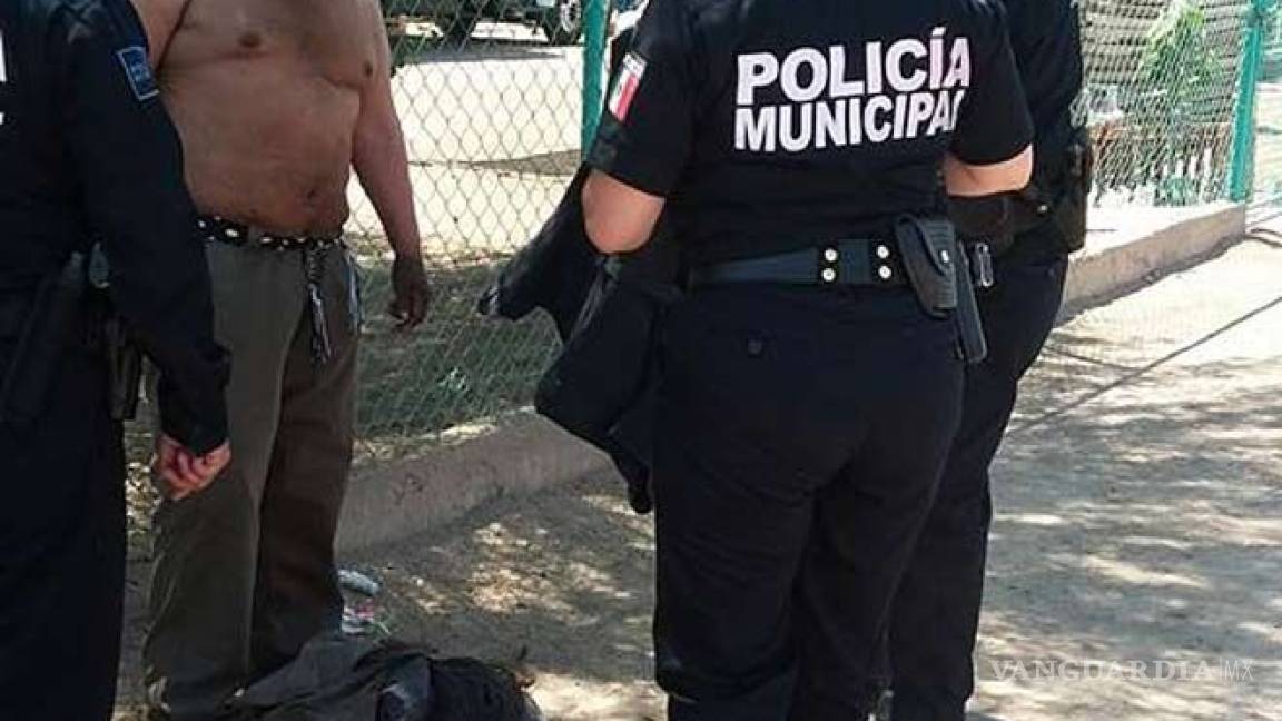 Policía de Mexicali se arrodilla ante vagabundo para vestirlo