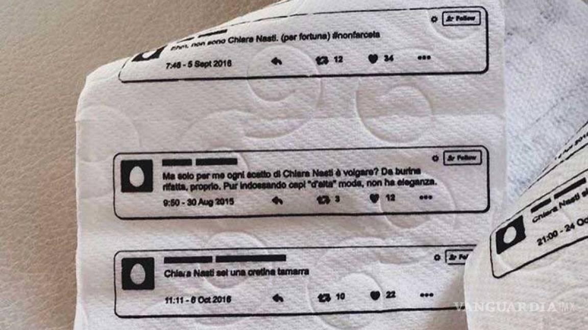 Italiana imprime mensajes de sus 'haters' en papel del baño
