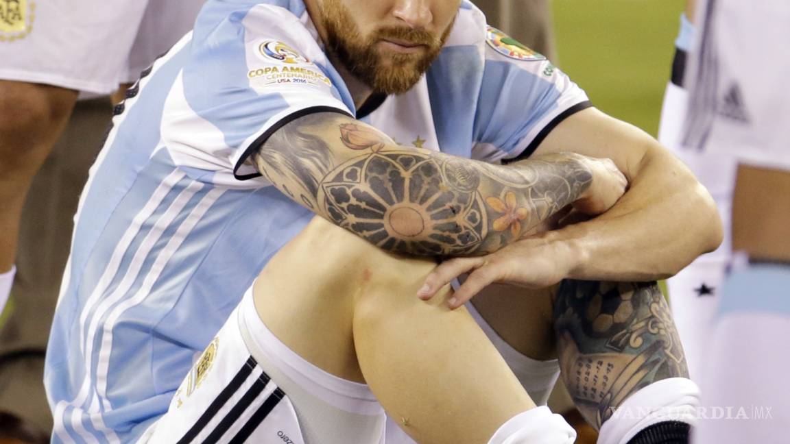 'Turco' Mohamed consuela a Messi tras la derrota de Argentina (video)