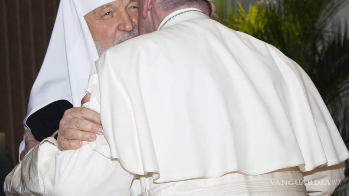El Papa y el patriarca ruso Kiril se abrazaron en encuentro histórico