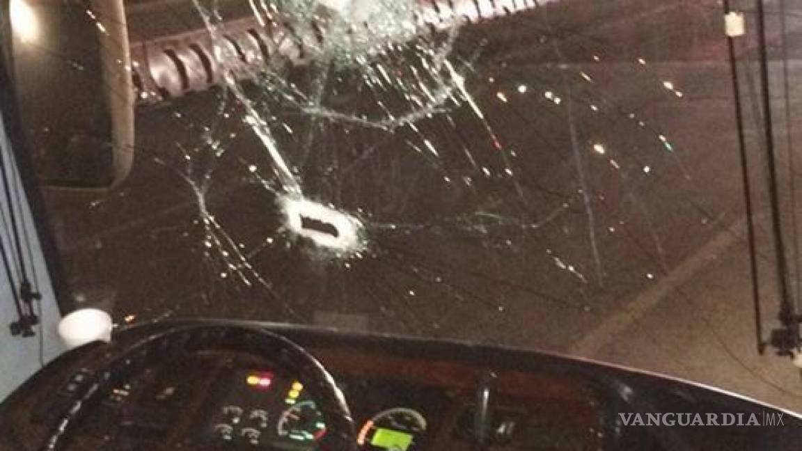Con piedras atacan camión en carretera del aeropuerto Mty-Saltillo