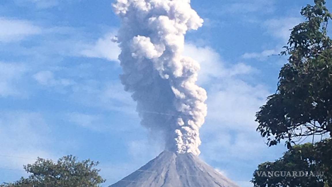 Continúa monitoreo al Volcán de Colima tras fuerte explosión