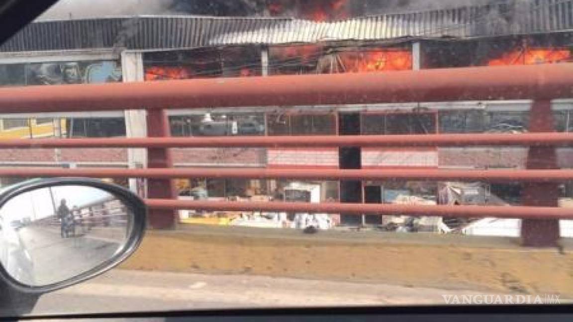 Fábrica de cartón se incendia en Tenayuca