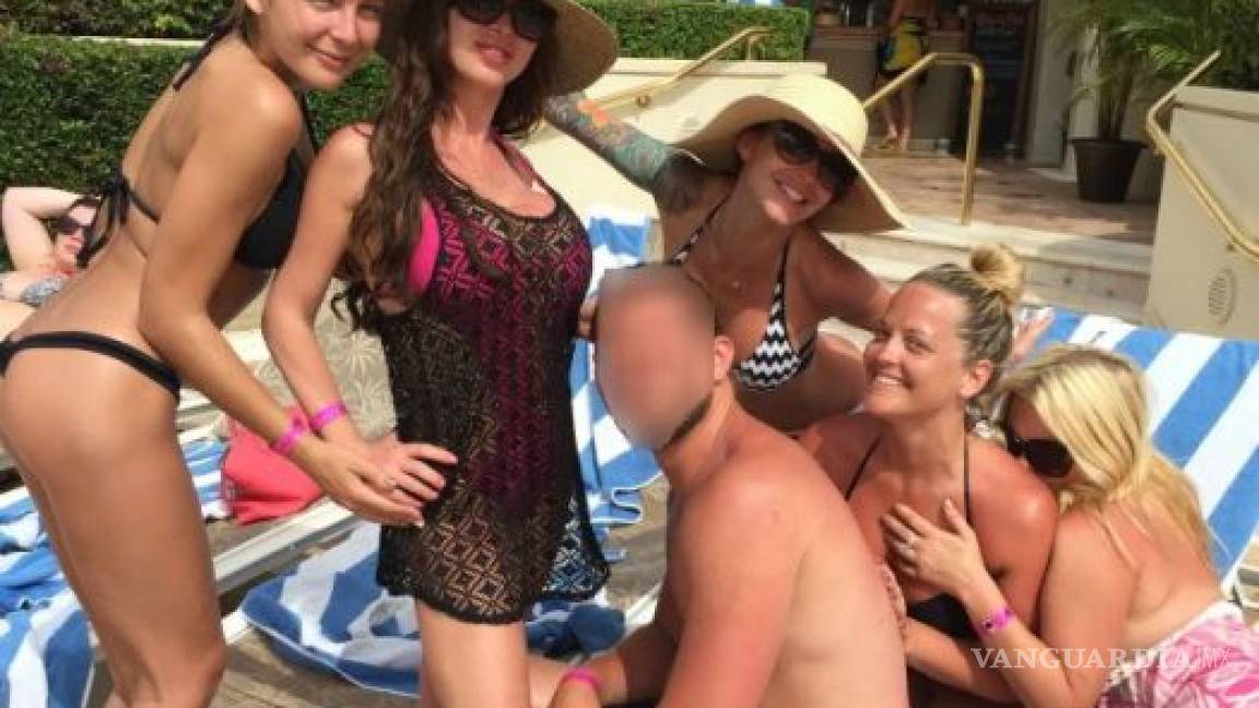 Se fue de vacaciones con su mamá y terminó en una fiesta con cinco actrices porno